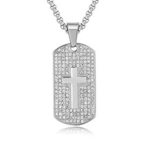 Gros plan d'un pendentif plaque militaire avec croix et zircons argentés brillants