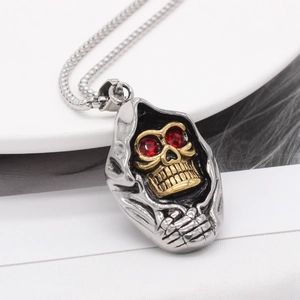 Collier pendentif crâne gothique argent et or avec yeux en pierre rouge et chaîne en acier