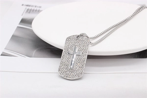 Vue détaillée du pendentif plaque militaire hip-hop avec strass et croix polie