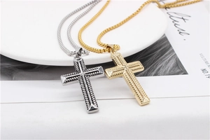 Détail des pendentifs croix hip-hop avec texture corde en acier doré et argenté poli
