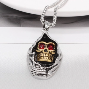 Pendentif crâne de sorcier gothique argent et or sur une chaîne à maillons carrés