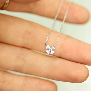 Delicate 925 sterling silver four-leaf clover pendant necklace with zircon stones