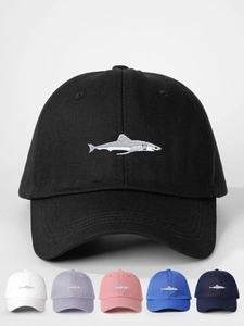 Detailansicht der Haifisch-Stickerei auf einer Baumwoll-Basecap mit Farbvarianten