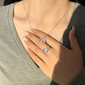 Parure bijoux argent S925 avec pierres émeraude et goutte portée au cou et main