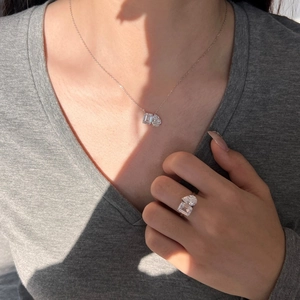 Parure élégante en argent S925 avec pierres tailles poire et émeraude sur mannequin