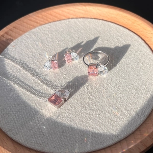 Parure bijoux argent S925 avec pierre rose émeraude et cristal poire sur plateau