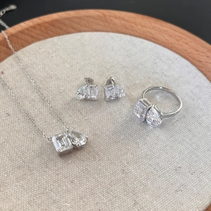 Détails de parure en argent S925 avec collier, boucles et bague sertis de pierres tailles