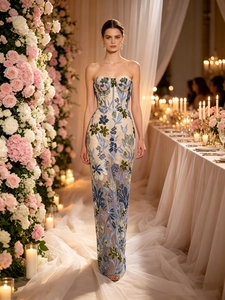Elegantes trägerloses Netz-Maxikleid mit bunten Blumenstickereien für Bankett-Partys