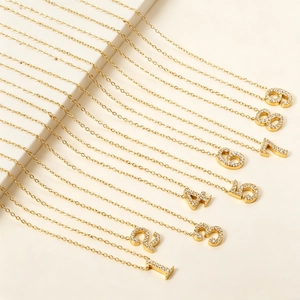 Collier Pendentif Chiffre Arabe Plqué Or 18K Acier Inoxydable Avec Zircon Étincelant Bijoux Fins Pour Femmes Quotidien