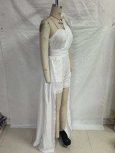 Detail eines weißen Pailletten-Playsuits mit schulterfreiem Schnitt und Seitenschleppe