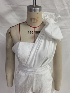 Detail des weißen Paillettenkleids mit Einzelschulter-Schleife und Falten-Taille