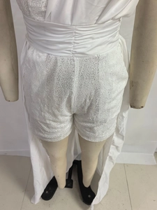 Detail des weißen Pailletten-Kleides mit V-Ausschnitt und langem Chiffon-Schleppe
