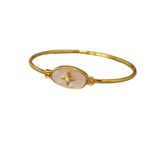 Bracelet en laiton doré avec nacre rose ovale et détail d'étoile scintillante