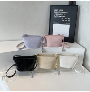 Détail des mini sacs seaux couleurs macaron avec texture froissée et pendentif coeur