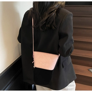 Détail du sac bandoulière rose avec texture cuir et gaufrage Simple Life Fashion