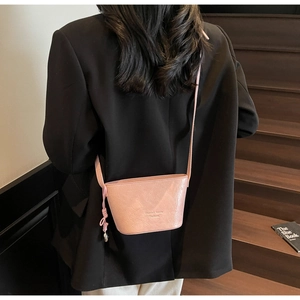Mini sac seau rose en cuir verni avec texture plissée brillante et fine bandoulière