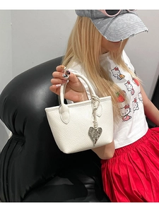 Sac seau chic en cuir blanc grainé avec breloque cœur argentée et poignées rondes