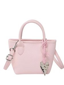 Sac seau rose clair avec motif litchi, pendentif cœur argenté et bandoulière réglable