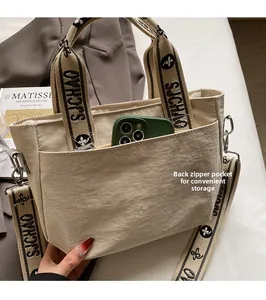 Detail der hinteren Reißverschlusstasche der Canvas-Tasche mit Platz für das Mobiltelefon