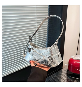 Nahaufnahme der silbernen Tasche mit Krokodilprägung und Metallschnallen-Dekor