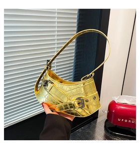 Detailansicht der goldenen Krokodil-Umhängetasche mit polierter Metallschnalle