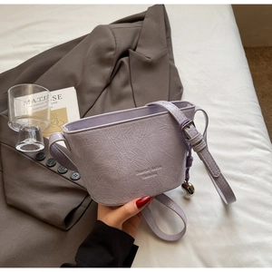 Détail du sac seau lavande en cuir PU froissé avec une breloque en forme de cœur