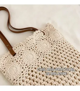 Détail du sac fourre-tout tissé creux avec texture en coton beige et anse en cuir marron