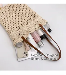 Vue de dessus d'un sac cabas tissé montrant la texture ajourée et l'intérieur spacieux