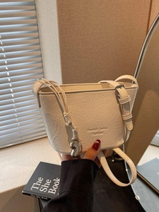 Sac Seau en Cuir PU Ridé pour Femmes Sac à Bandoulière Minimaliste Avec Pendentif Coeur Mode Bandoulière Réglable Petit Sac Quotidien