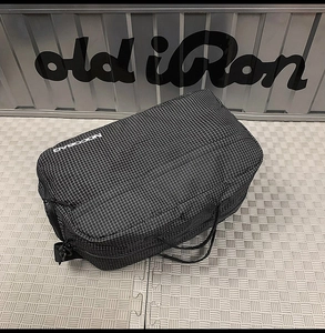 Détail d'un sac de voyage fourre-tout à carreaux noir et blanc avec le logo NOCOBAG