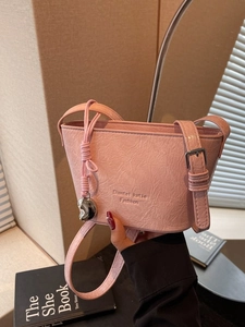 Sac seau en cuir plissé rose avec pendentif coeur argenté et bandoulière réglable