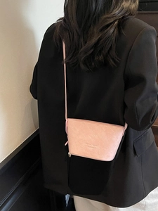 Sac seau rose en cuir PU texturé avec bandoulière fine pour femme tendance