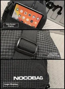 Détail de la poche latérale pour tablette et de la boucle de sangle réglable