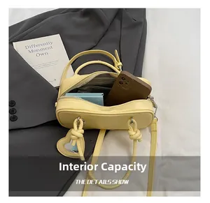 Vue détaillée de l'intérieur d'un sac jaune montrant l'espace pour téléphone et cartes