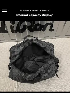 Vue intérieure du sac de voyage montrant sa grande capacité et ses poches internes