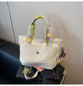 Detail der Canvas-Einkaufstasche mit buntem Stickband und Tasche mit Magnetverschluss