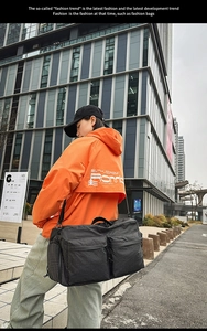 Détail du sac de voyage à carreaux avec bandoulière réglable et poches zippées