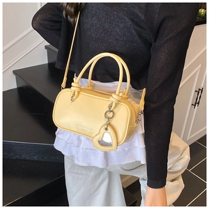 Mini sac Boston jaune crème avec breloque miroir en cœur et bandoulière réglable