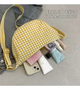 Geräumiger Innenraum der gelb karierten Umhängetasche mit Platz für Handy und Kosmetik