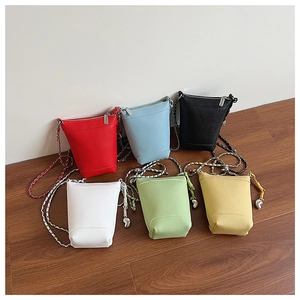 Sacs seau à motif litchi en six couleurs avec bandoulières et breloques cœur