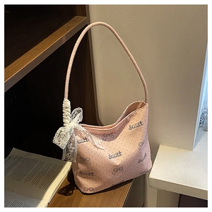 Dettaglio borsa rosa a pois con fiocco in pizzo e stampa sweet per uno stile romantico