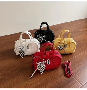Mini sacs oreillers en quatre couleurs avec charmes en cœur et texture en cuir grainé