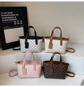 Détail de quatre sacs seaux à motifs en noir, blanc, rose et marron café élégants