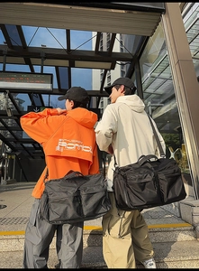 Détail de grands sacs de voyage avec poches fonctionnelles et bandoulières réglables