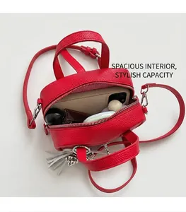 Vue de dessus du sac en cuir rouge à motif litchi montrant un intérieur spacieux zippé