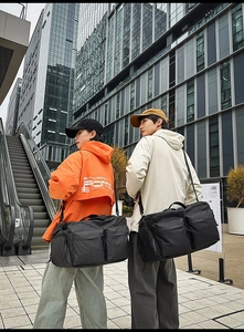 Détail de grands sacs de voyage avec poches fonctionnelles et bandoulières réglables