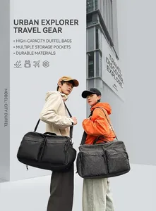 Vue détaillée du sac de voyage en nylon noir et du sac polochon à carreaux gris avec sangles