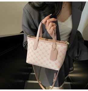 Détails des motifs floraux roses et des poignées en cuir sur ce sac seau élégant