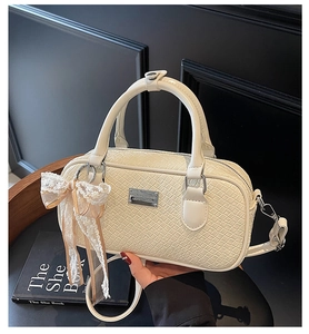 Dettaglio borsa Boston bianco crema con trama intrecciata e fiocco in pizzo elegante