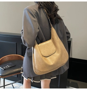 Detail of khaki dumpling tote bag with vintage PU leather texture and shoulder strap